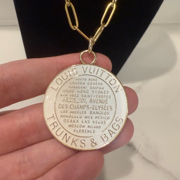 Louis Vuitton Gold Trunks & Bags Pendant - Picture 8 of 11